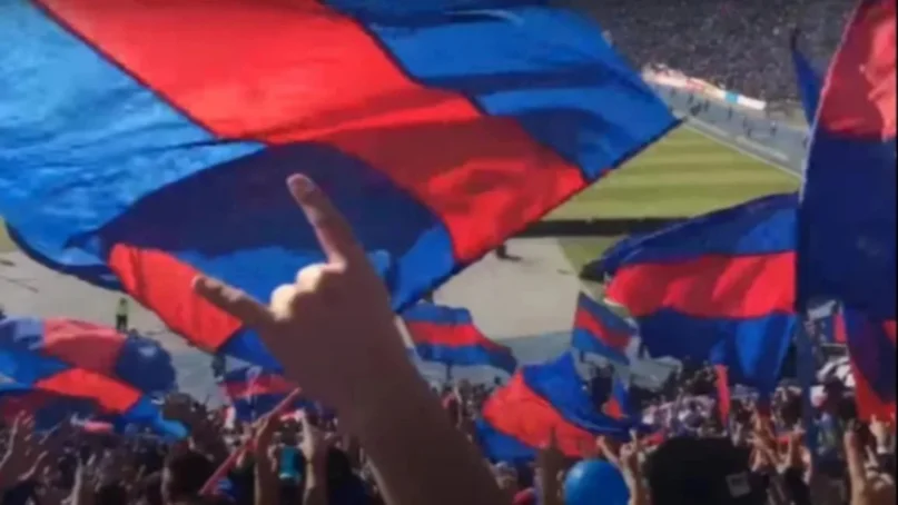 "Penal para Colo Colo": Los lienzos de los hinchas de Universidad de Chile en Copiapó