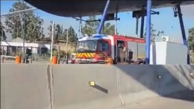 Denuncian cobro de peajes a Bomberos que acudían a incendios: debieron derribar las barreras
