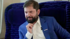 Presidente Boric aclara si fue "pateado" por Irina Karamanos en programa de Fabrizio Copano
