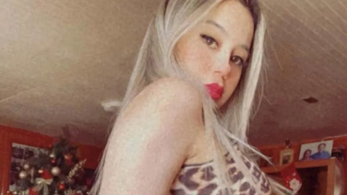 Profesora de Carahue lanza fuerte mensaje con selfie en el baño