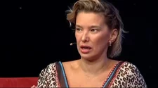 Claudia Schmidt barrió el piso con Carla Jara y Karen Paola tras burla a Cathy Barriga