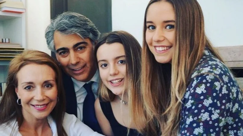 La controvertida foto de Marco Enríquez-Ominami besando a su hija mayor