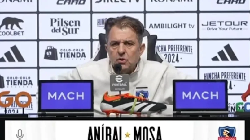 A los gritos: Aníbal Mosa se peleó con jugador de Colo Colo durante Superclásico