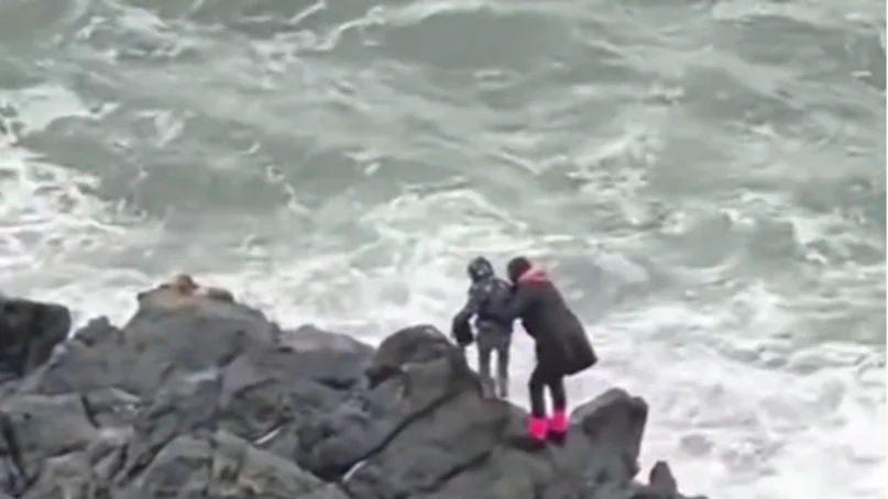Valparaíso: mujer expone a niña a fuertes marejadas para sacarle una foto