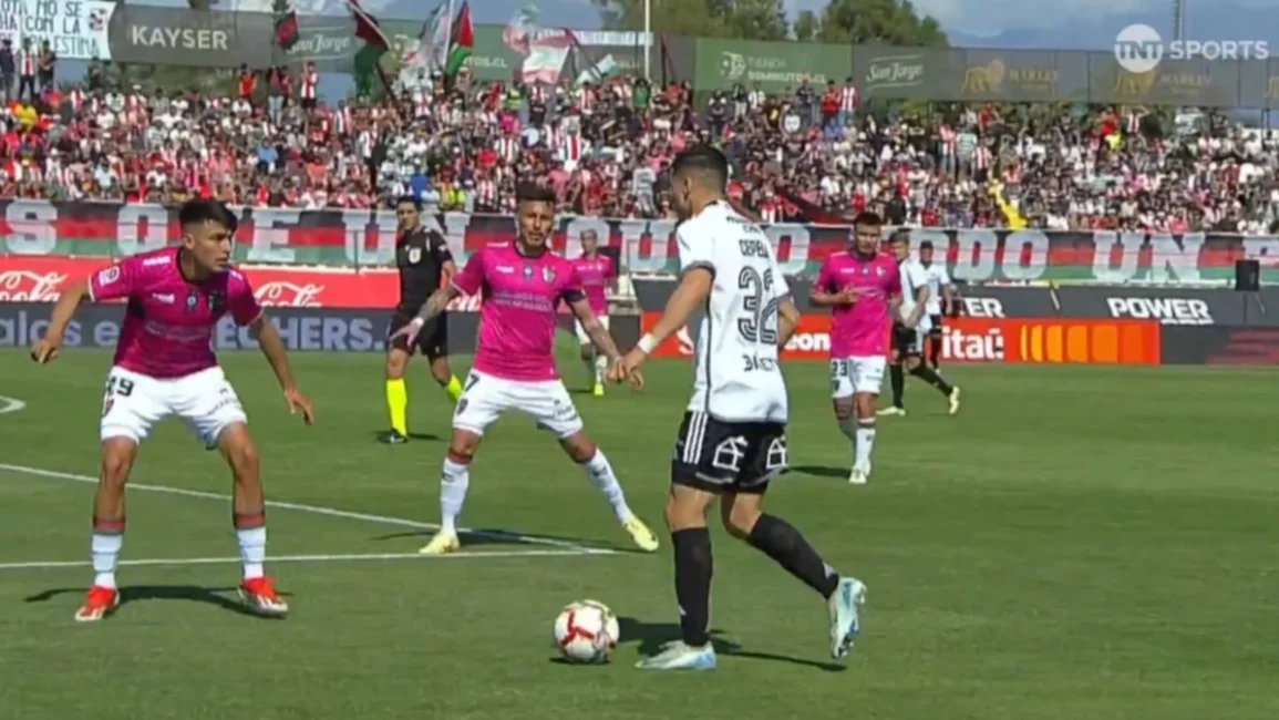 "El hombre del maletín": Hinchas de la U lanzan teoría conspirativa tras victoria de Colo Colo sobre Palestino