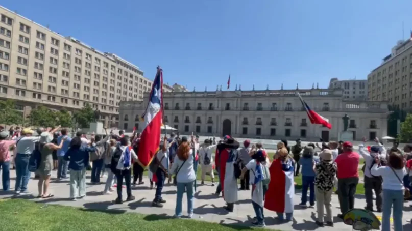 Viral: Team Patriota realiza parodia de Las tesis frente a La Moneda