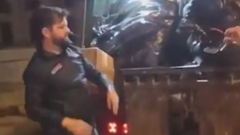 Presidente Gabriel Boric ayuda a recolectores de la basura en plena noche